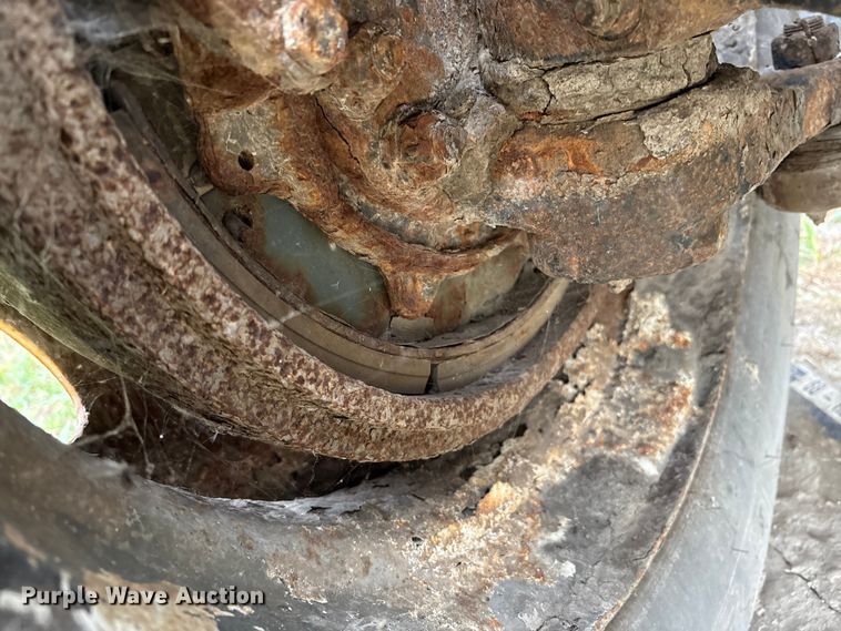 image for item DT2246 2005 International  8600 semi truck