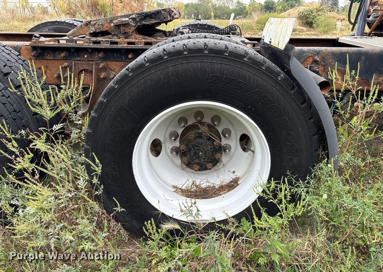 image for item DT2246 2005 International  8600 semi truck