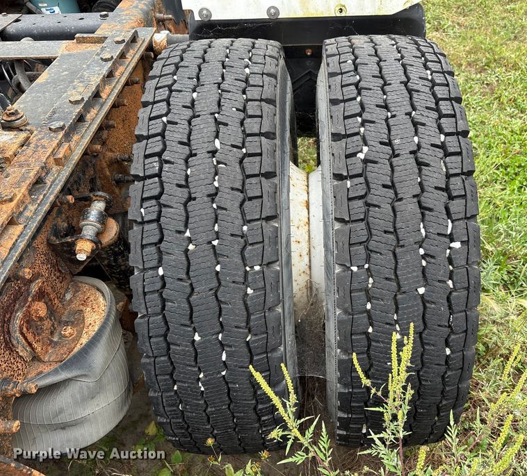 image for item DT2246 2005 International  8600 semi truck