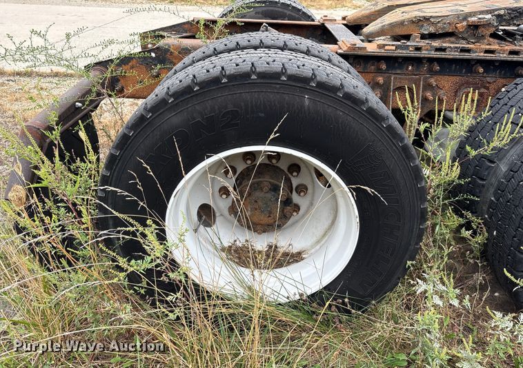 image for item DT2246 2005 International  8600 semi truck