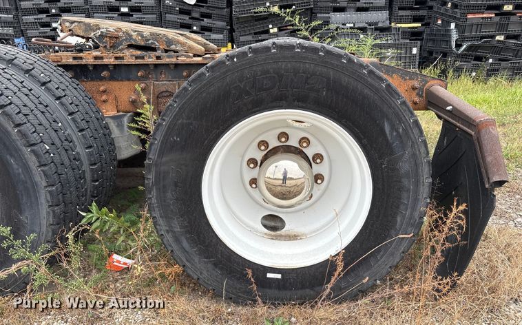 image for item DT2246 2005 International  8600 semi truck