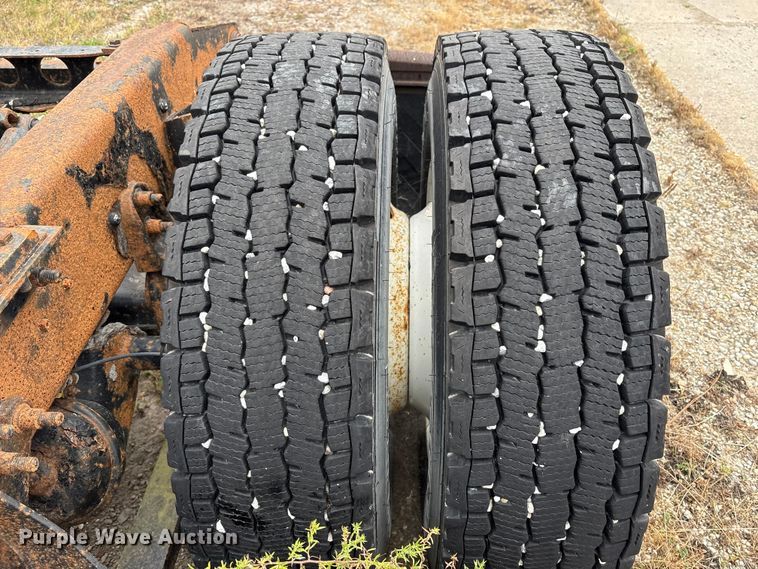 image for item DT2246 2005 International  8600 semi truck