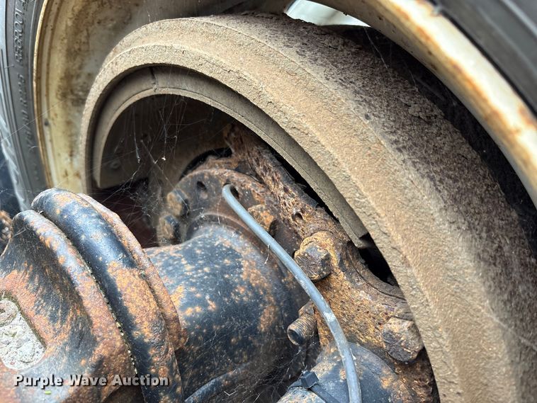 image for item DT2246 2005 International  8600 semi truck