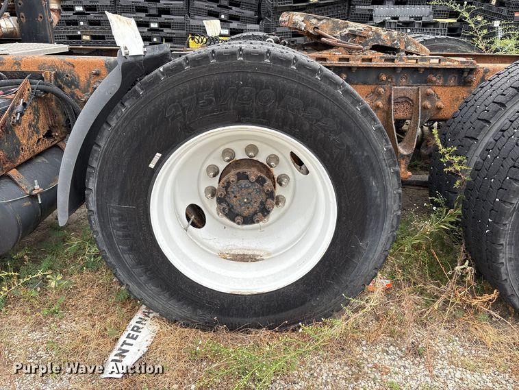 image for item DT2246 2005 International  8600 semi truck