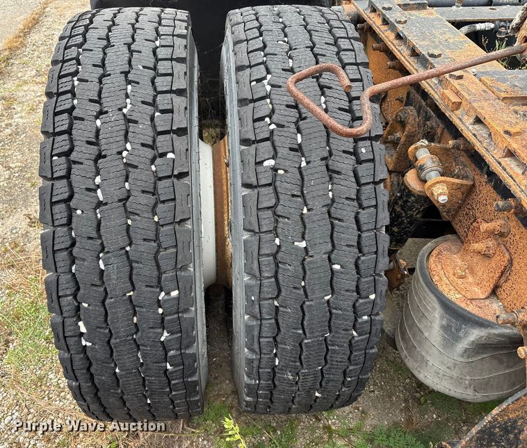 image for item DT2246 2005 International  8600 semi truck