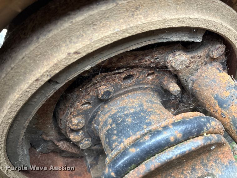 image for item DT2246 2005 International  8600 semi truck