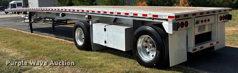 image for item DU1321 2014 East SE flatbed trailer