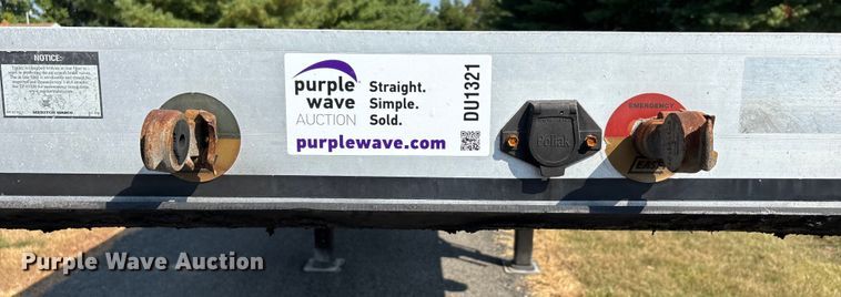 image for item DU1321 2014 East SE flatbed trailer