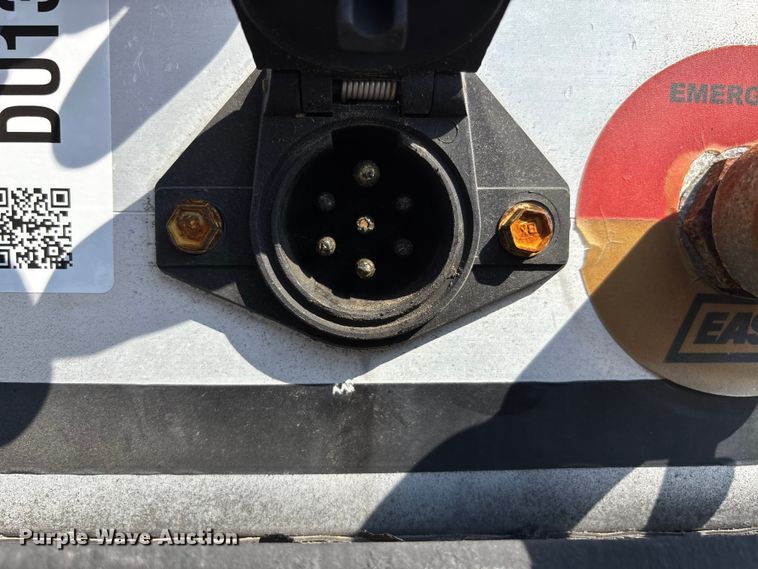 image for item DU1321 2014 East SE flatbed trailer