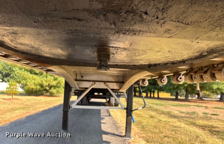 image for item DU1321 2014 East SE flatbed trailer