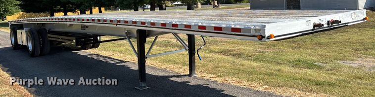 image for item DU1321 2014 East SE flatbed trailer