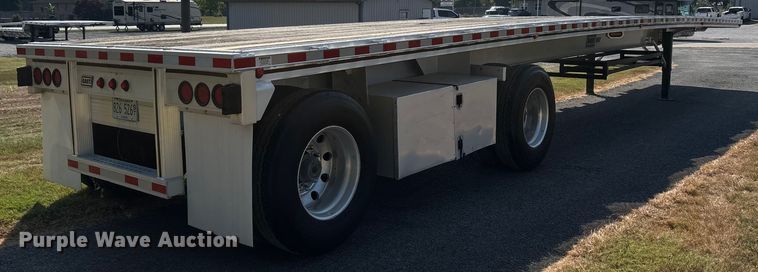 image for item DU1321 2014 East SE flatbed trailer
