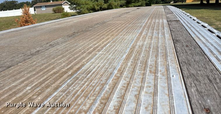 image for item DU1321 2014 East SE flatbed trailer