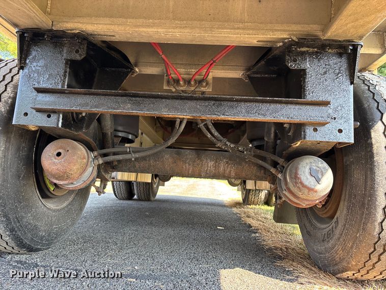 image for item DU1321 2014 East SE flatbed trailer