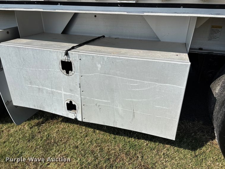 image for item DU1321 2014 East SE flatbed trailer