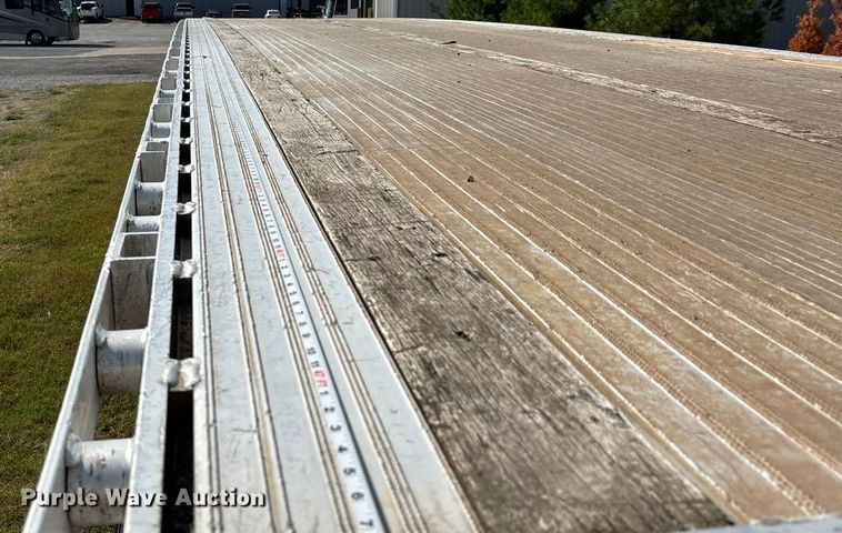 image for item DU1321 2014 East SE flatbed trailer