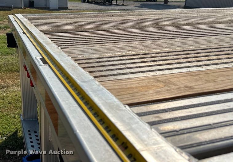 image for item DU1321 2014 East SE flatbed trailer