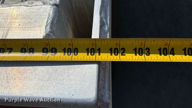 image for item DU1321 2014 East SE flatbed trailer