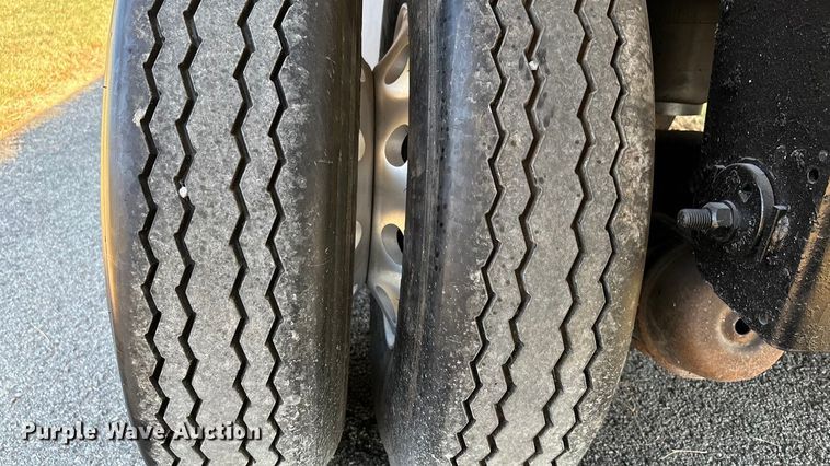 image for item DU1321 2014 East SE flatbed trailer