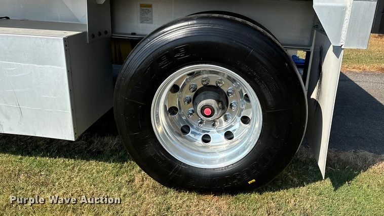 image for item DU1321 2014 East SE flatbed trailer