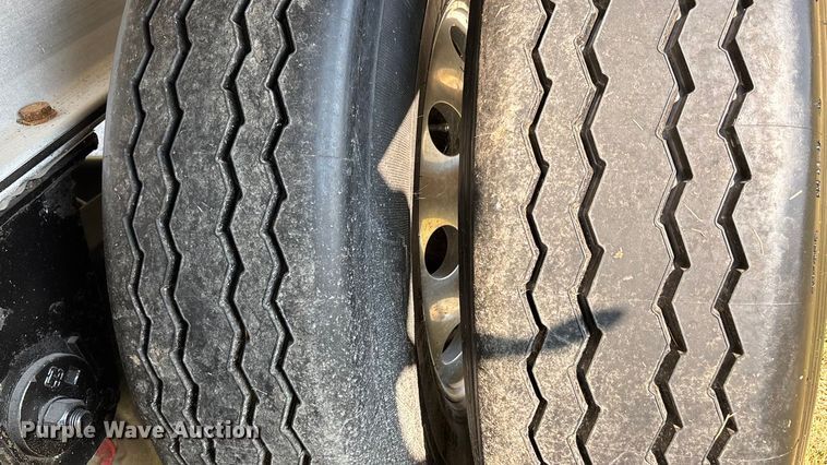 image for item DU1321 2014 East SE flatbed trailer