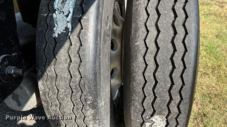 image for item DU1321 2014 East SE flatbed trailer