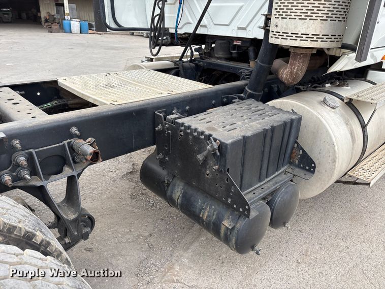 image for item DU1403 2013 International ProStar+ 122 semi truck