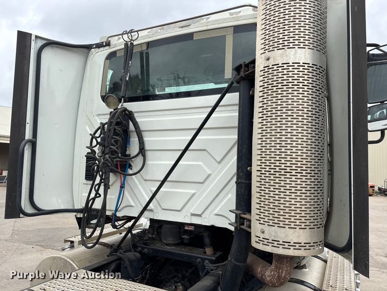 image for item DU1403 2013 International ProStar+ 122 semi truck