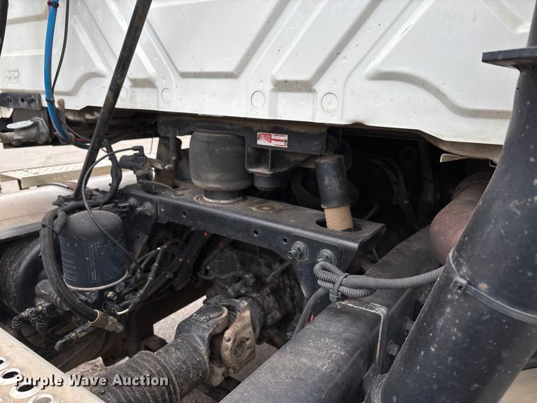 image for item DU1403 2013 International ProStar+ 122 semi truck