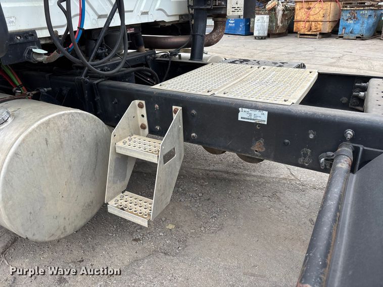 image for item DU1403 2013 International ProStar+ 122 semi truck