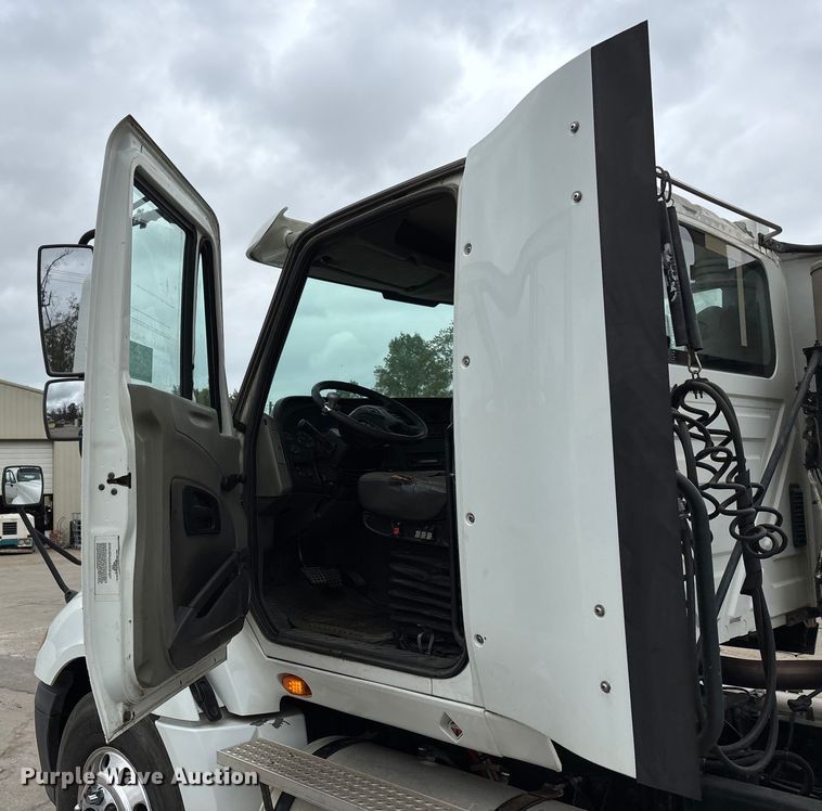 image for item DU1403 2013 International ProStar+ 122 semi truck