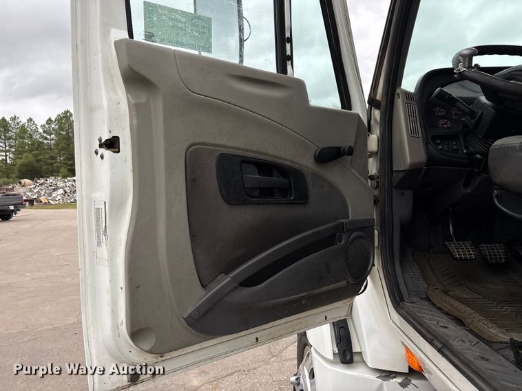 image for item DU1403 2013 International ProStar+ 122 semi truck