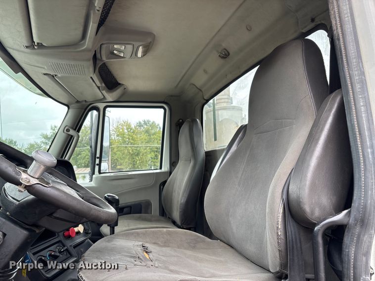 image for item DU1403 2013 International ProStar+ 122 semi truck