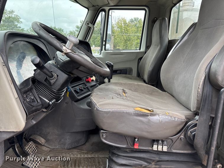 image for item DU1403 2013 International ProStar+ 122 semi truck