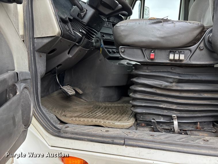 image for item DU1403 2013 International ProStar+ 122 semi truck