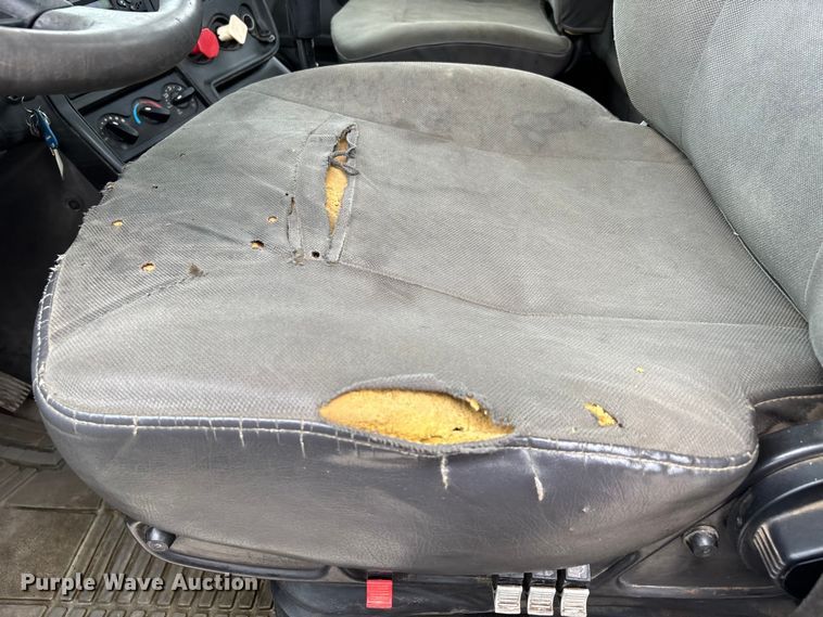 image for item DU1403 2013 International ProStar+ 122 semi truck