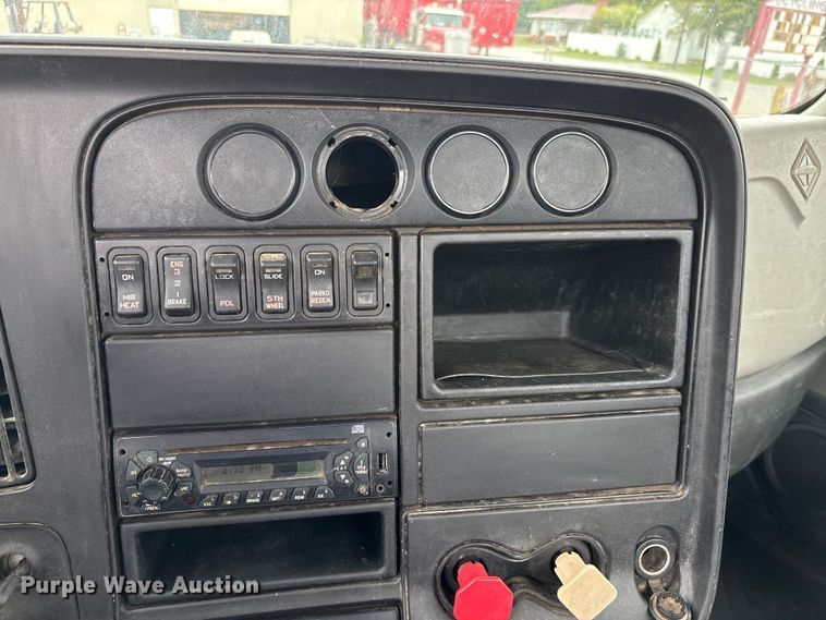 image for item DU1403 2013 International ProStar+ 122 semi truck