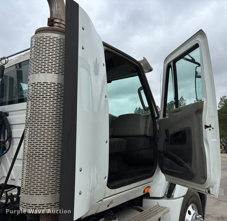 image for item DU1403 2013 International ProStar+ 122 semi truck