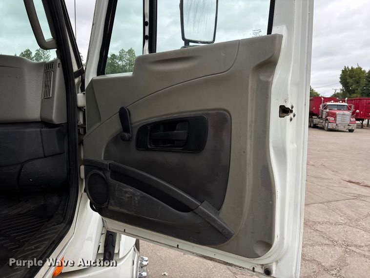 image for item DU1403 2013 International ProStar+ 122 semi truck