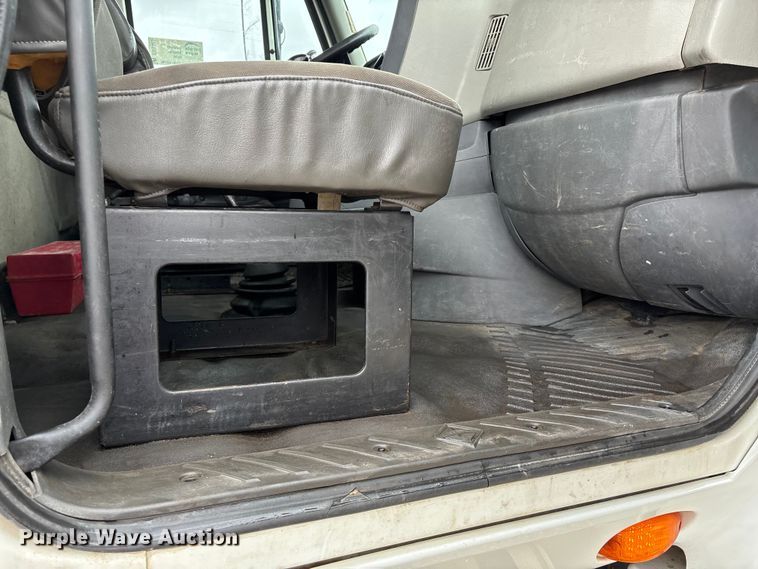 image for item DU1403 2013 International ProStar+ 122 semi truck