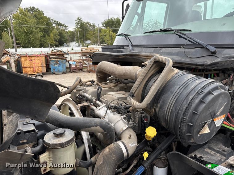 image for item DU1403 2013 International ProStar+ 122 semi truck