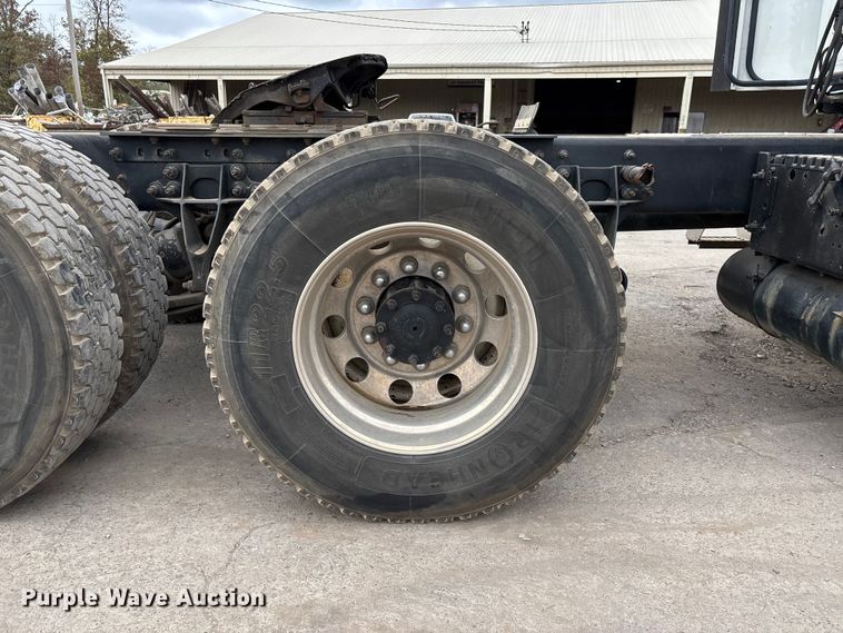 image for item DU1403 2013 International ProStar+ 122 semi truck