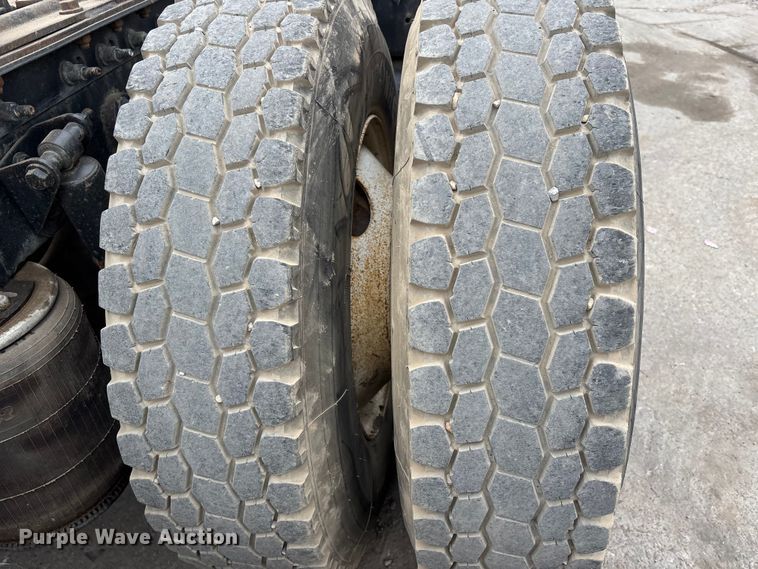 image for item DU1403 2013 International ProStar+ 122 semi truck