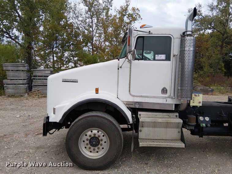 image for item DU3595 2004 Kenworth  T800 flatbed truck