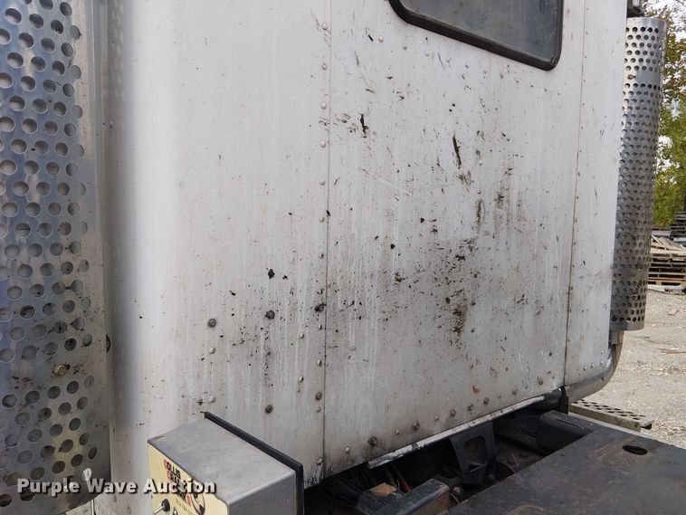 image for item DU3595 2004 Kenworth  T800 flatbed truck