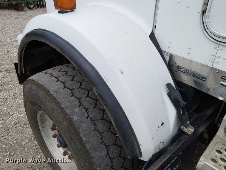 image for item DU3595 2004 Kenworth  T800 flatbed truck