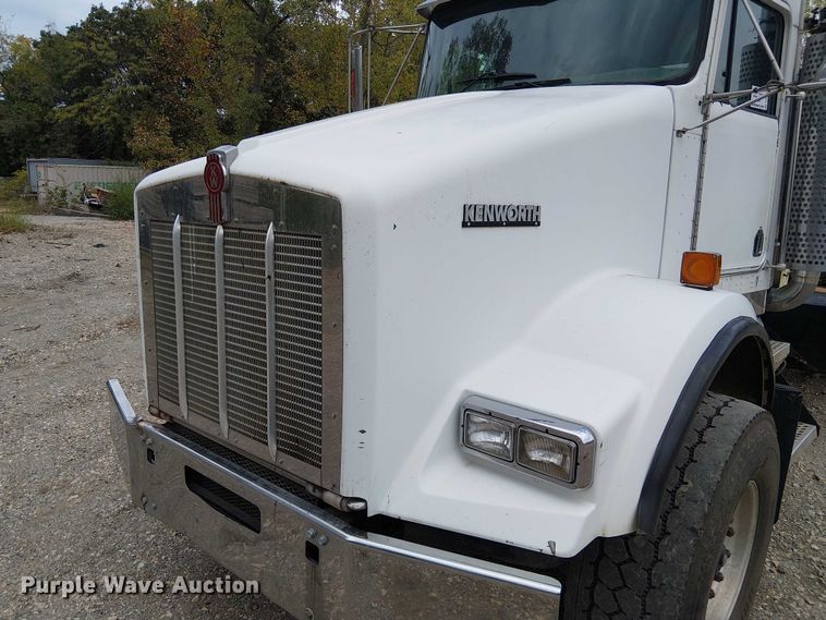 image for item DU3595 2004 Kenworth  T800 flatbed truck