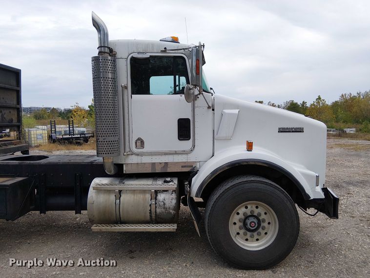 image for item DU3595 2004 Kenworth  T800 flatbed truck