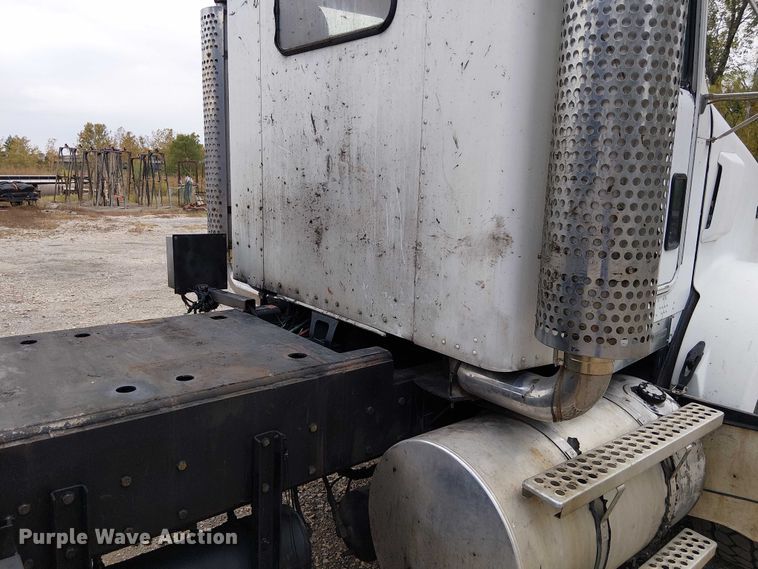 image for item DU3595 2004 Kenworth  T800 flatbed truck