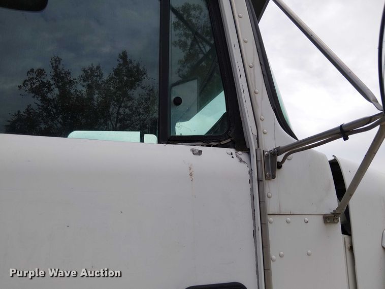 image for item DU3595 2004 Kenworth  T800 flatbed truck